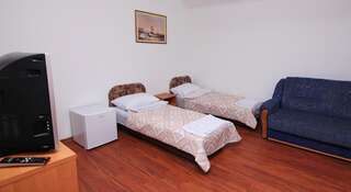 Гостиница Усадьба  Судак Двухместный номер с 2 отдельными кроватями и видом на море-3
